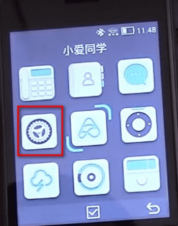 Выбор пункта «Меню» кнопочного телефона Qin AI 1S