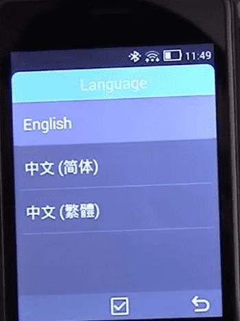 Выбор пункта «Английский язык» на кнопочном телефоне Qin AI 1S